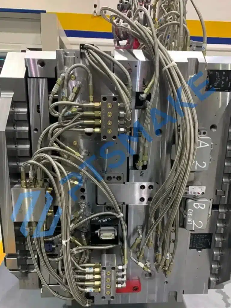 Complex mold with hydraulic connections