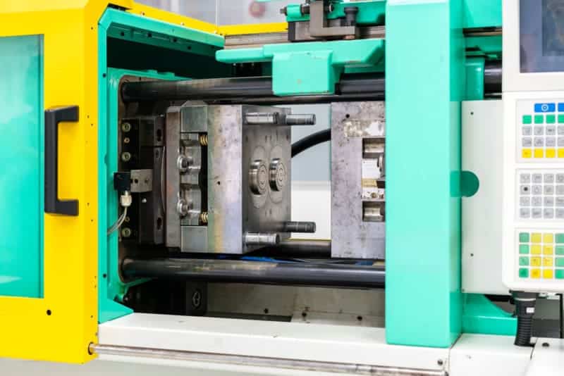 Open injection molding machine with a mold