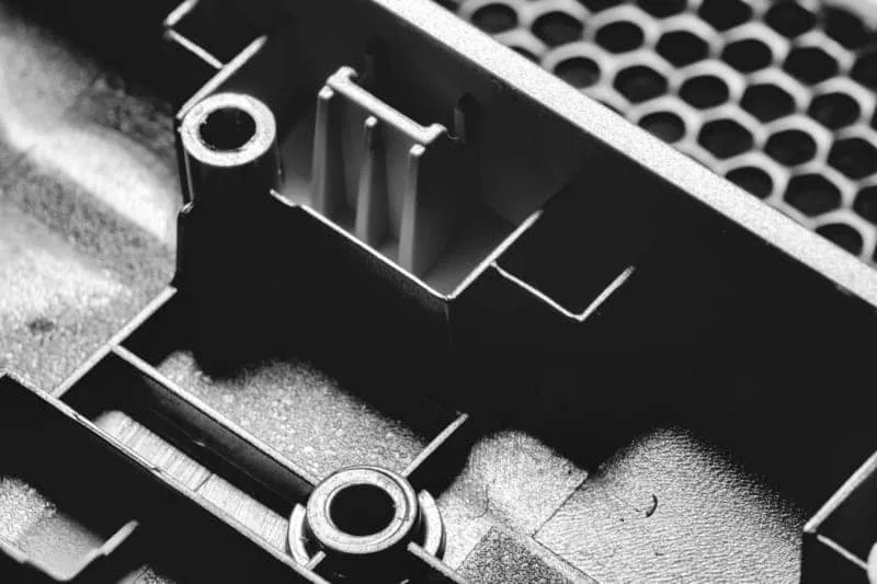Close-up van getextureerd plastic onderdeel in zwart-wit