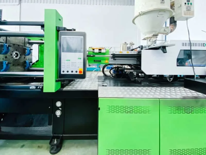 Macchina industriale per lo stampaggio della plastica con pannello di controllo