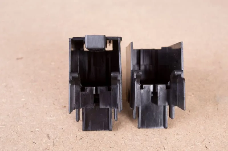 ベージュの表面に黒のプラスチック製コネクターハウジング
