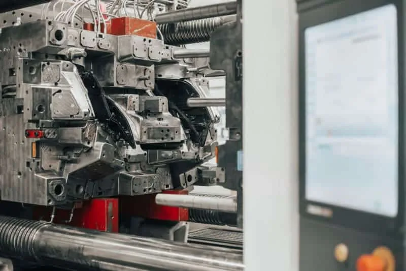 Complexe spuitgietmatrijs in spuitgietmachine