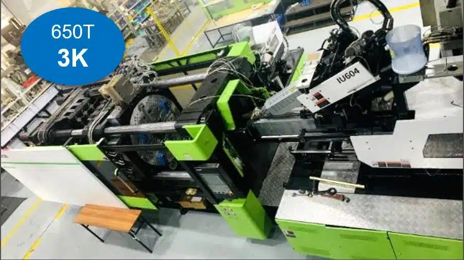 Stor industriell 3K formsprutningsmaskin i fabrik