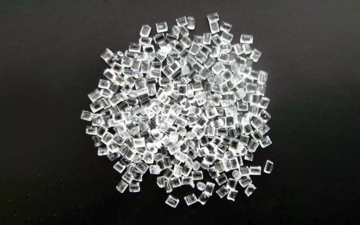 Pile de granulés de résine plastique transparente