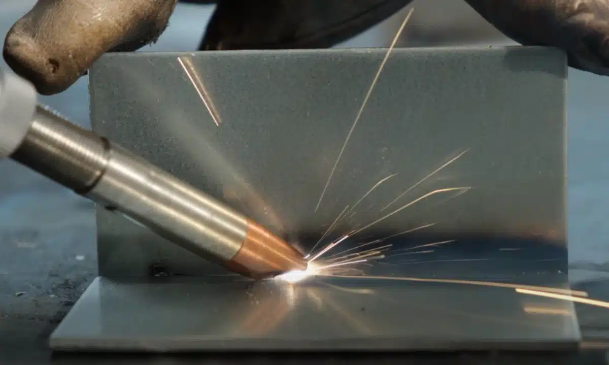 Nahaufnahme von Schweißfunken auf einer Metalloberfläche.