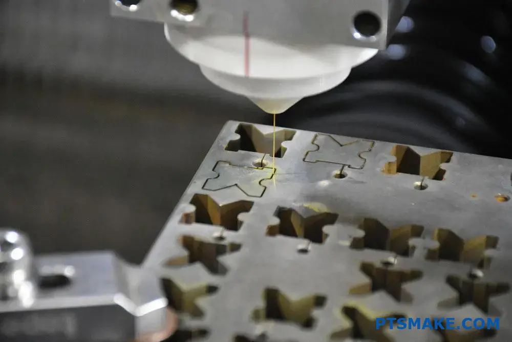 Nahaufnahme einer CNC-Bearbeitung mit Flüssigkeitsdosierung auf einem Metallwerkstück