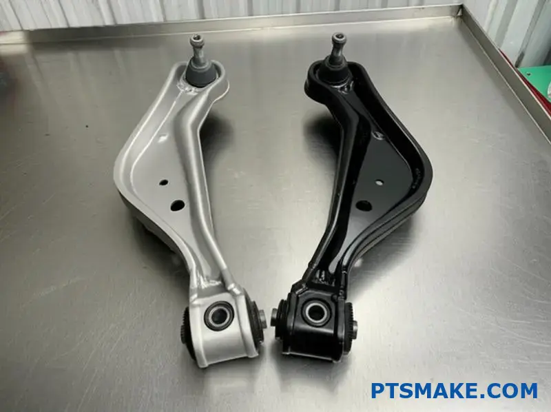 Comparación de brazos de control de automóviles OEM y aftermarket en mesa de taller