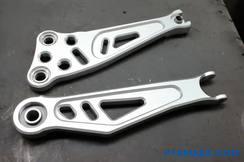 Brazos de control de aluminio de alto rendimiento fabricados en 7075-T6 para aplicaciones de competición