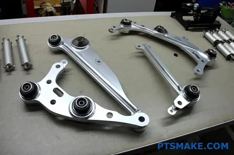 Brazos de control personalizados de alto rendimiento con casquillos de poliuretano y cojinetes esféricos