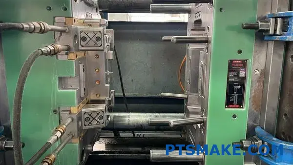 Macchina per lo stampaggio a iniezione di polimeri PEEK in fabbrica con sistemi di controllo e pellet PEEK
