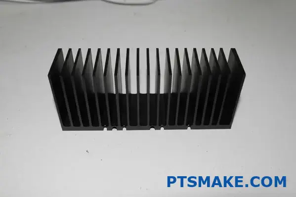 Disipador de calor de aluminio extruido negro con superficie anodizada mate y aletas paralelas