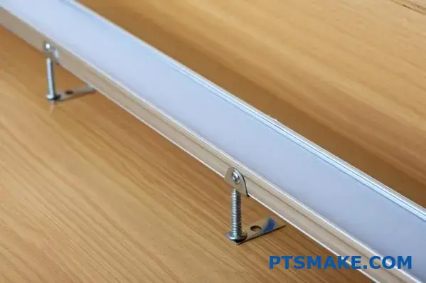 ملف إضاءة ألومنيوم LED فضي اللون من الألومنيوم مثبت على الحائط باستخدام مشابك وغطاء ناشر الهواء