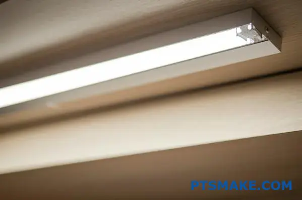 Perfil de alumínio com luz LED montado de forma limpa no teto de madeira