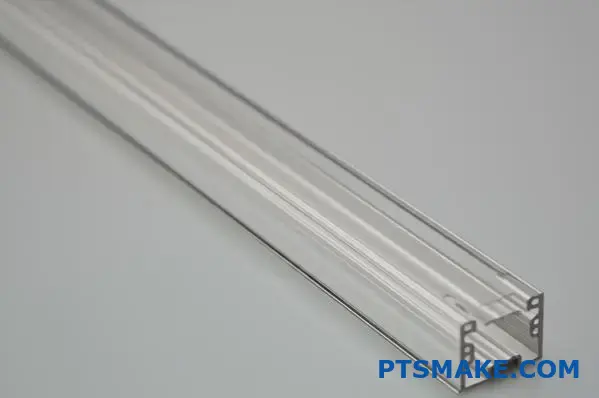 Tampa difusora em plástico transparente para iluminação LED em perfil de alumínio